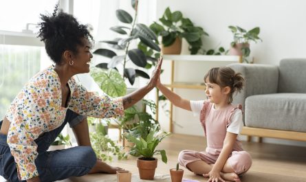 commencer à garder des enfants